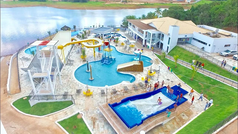 Apartamento Resort do Lago com roupas de cama