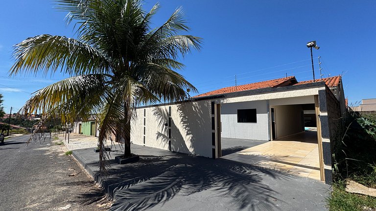 Casa de 3 quartos completa para férias com piscina aquecida